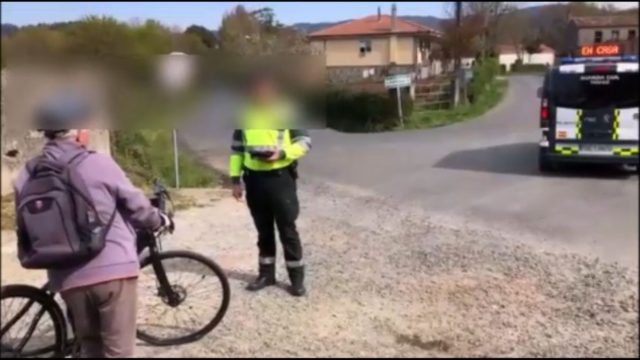El ciclista fue multado por estar a 10 kilómetros de su casa.