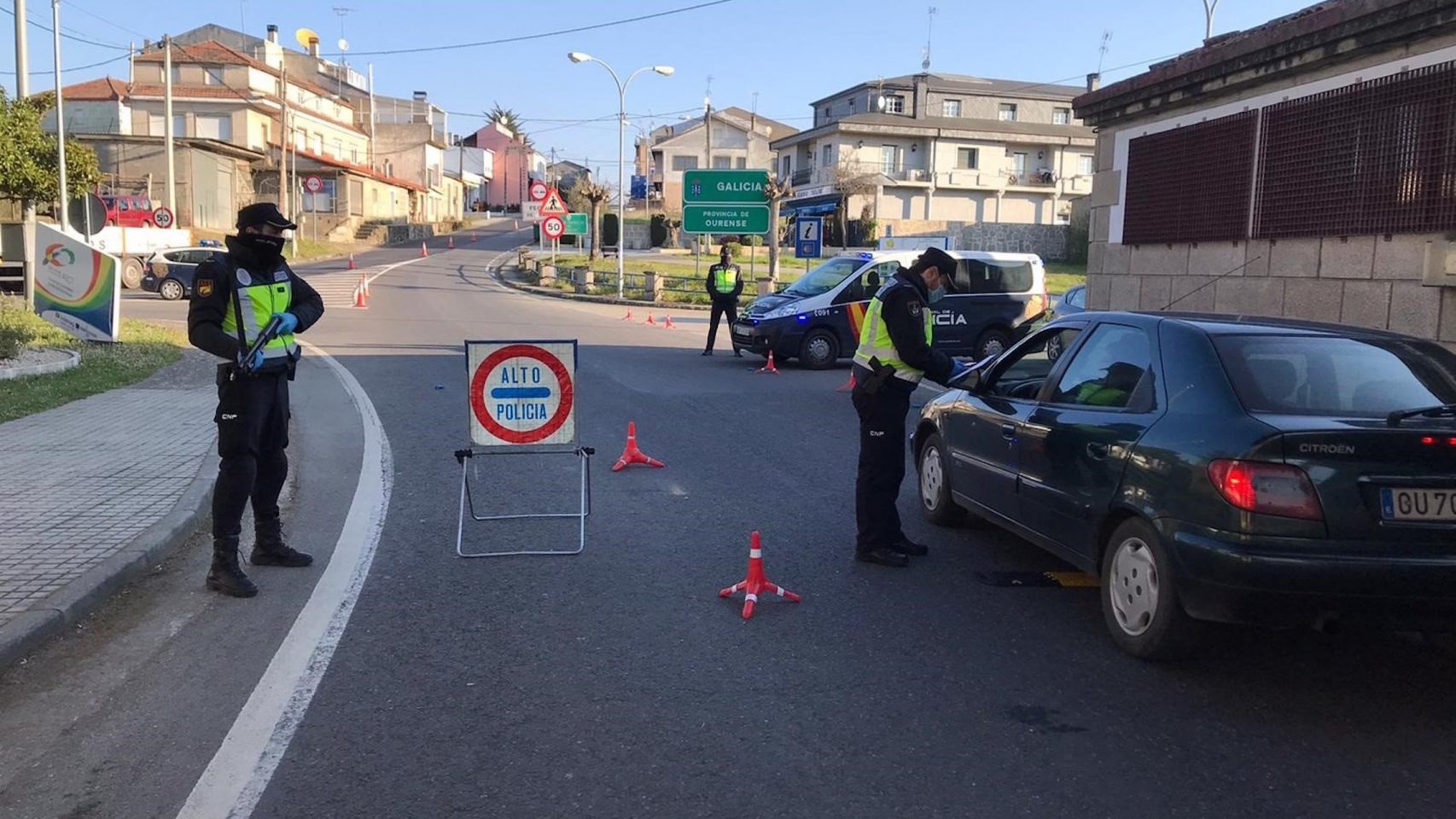 Control de la Policía Nacional en Ourense para evitar salidas durante el primer estado de alarma.