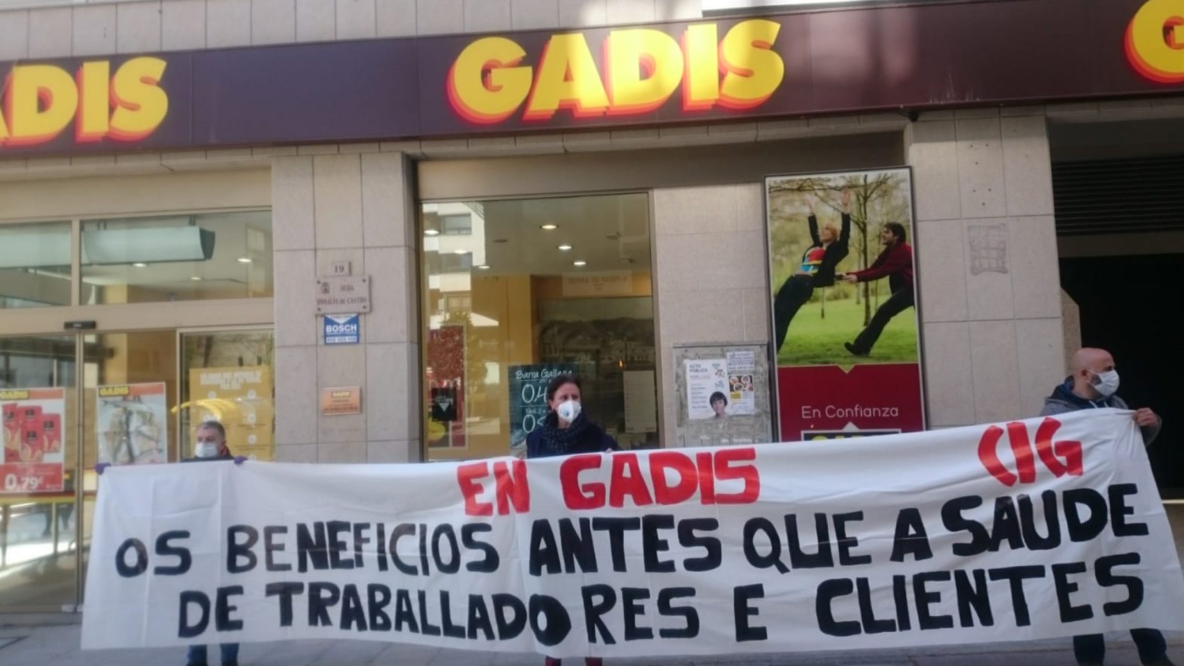 Trabajadores de Gadis protestan en la puerta del supermercado.