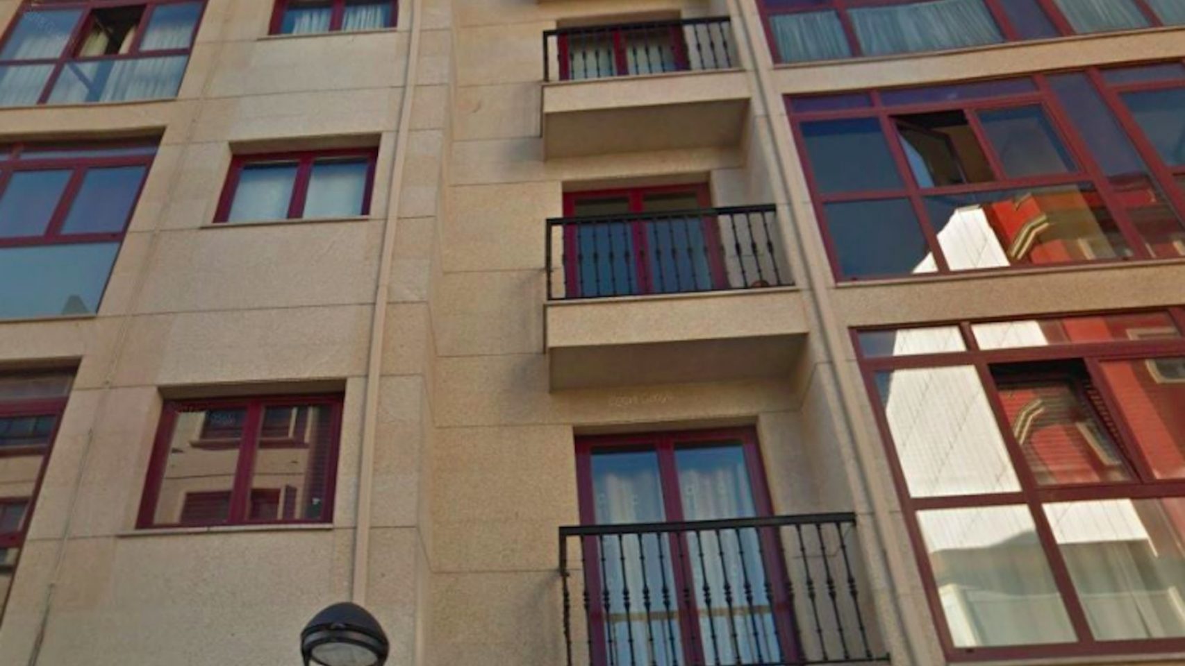 Imagen de un edificio con balcones en Sada