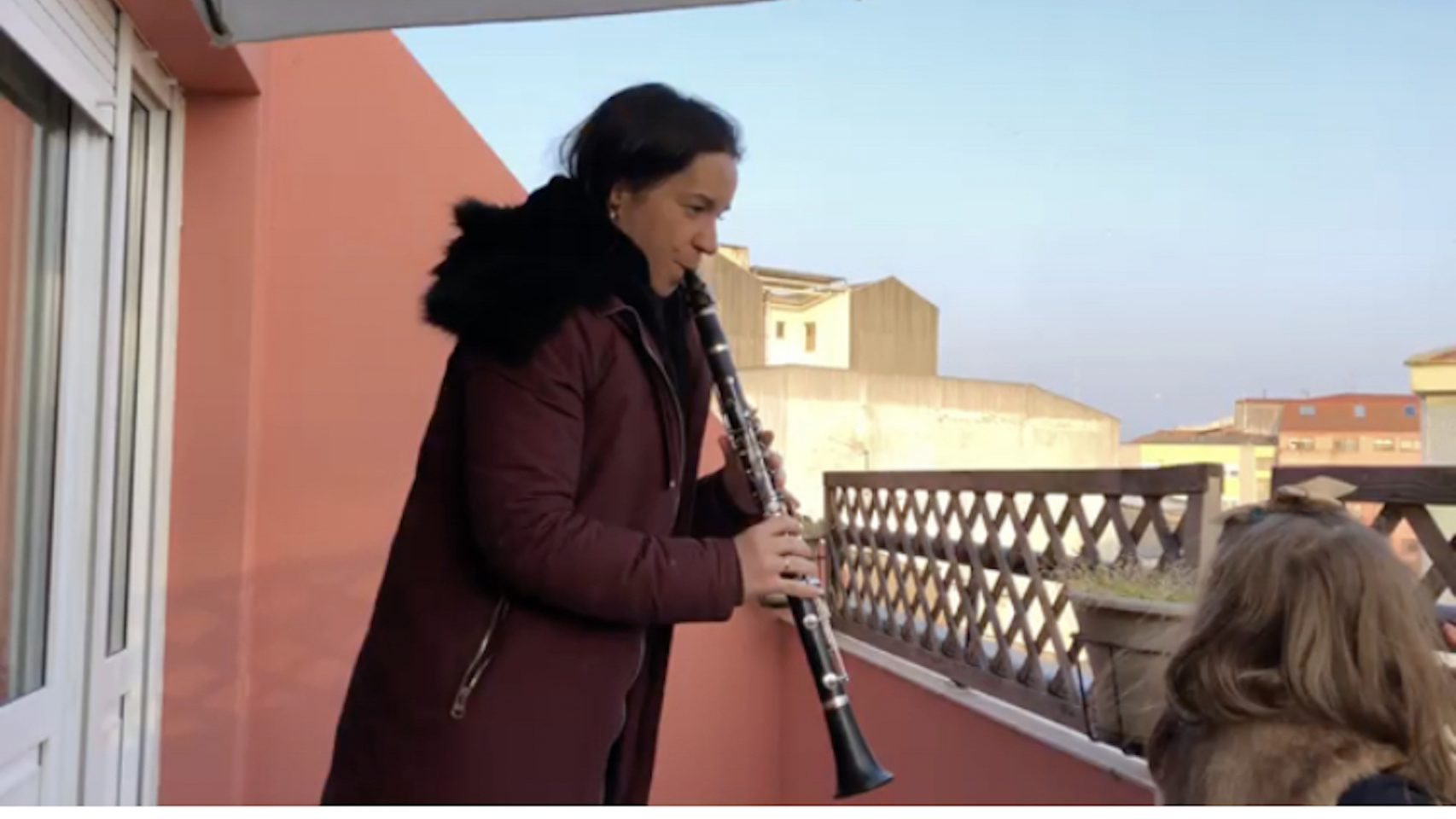 María ofrece cada tarde un concierto de clarinete desde su balcón de Sada
