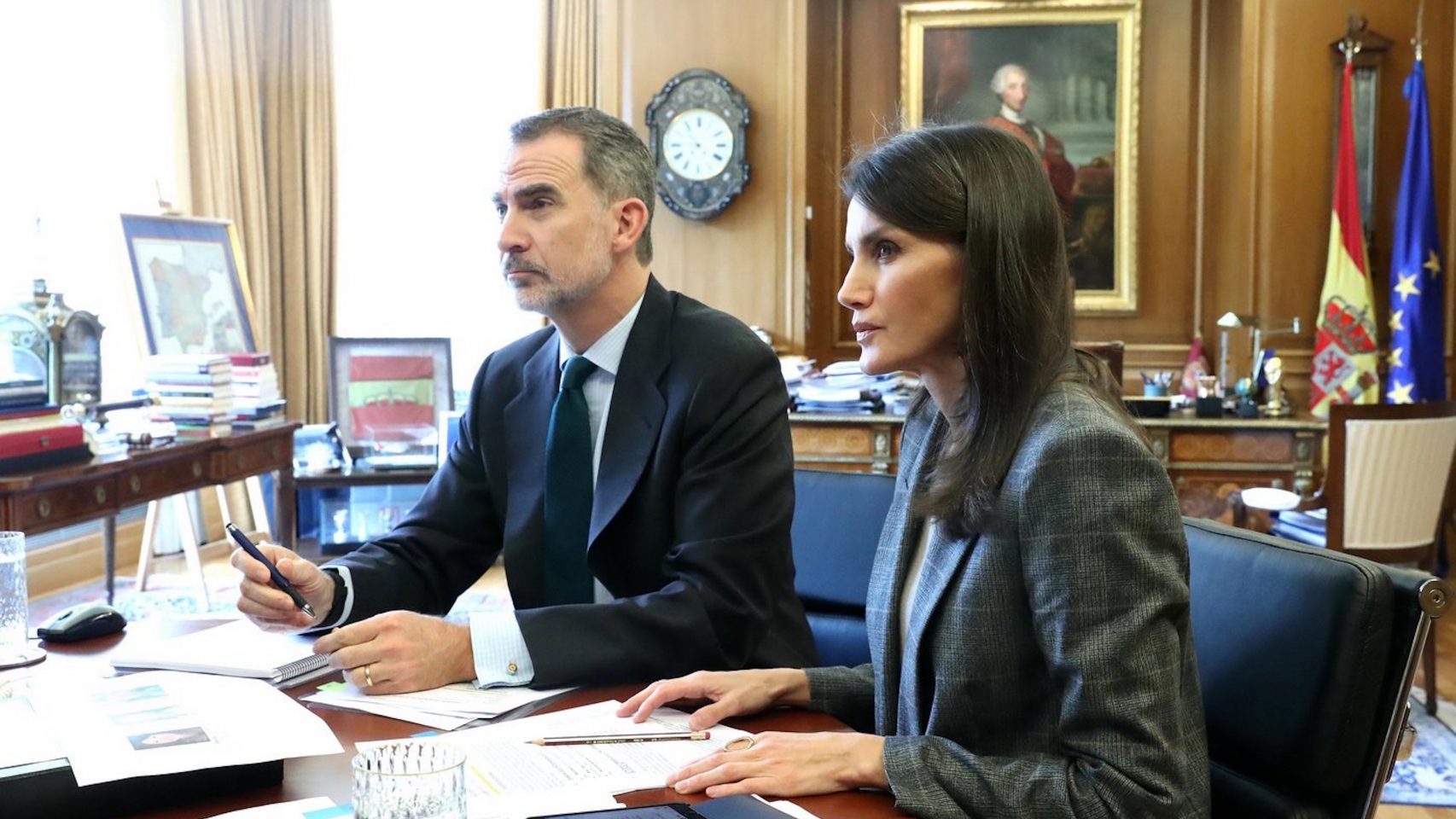 Los Reyes, Letizia y Felipe VI, durante una videoconferencia con responsables de la OMS, en una foto de archivo.