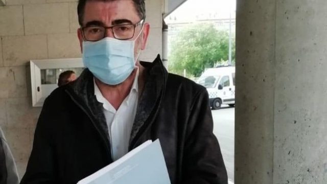 Evaristo Nogueira, abogado compostelano, entrando en el juzgado de Ribeira durante el estado de alarma