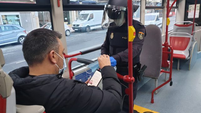 Policía entrega mascarillas en autobús de A Coruña 
