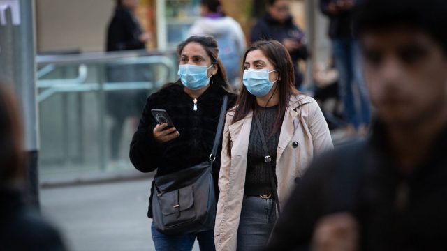 Imagen de archivo, ciudadanos con mascarillas por la calle