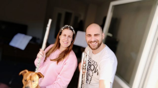 Nerea y Pablo ofrecen un concierto diario en Elviña