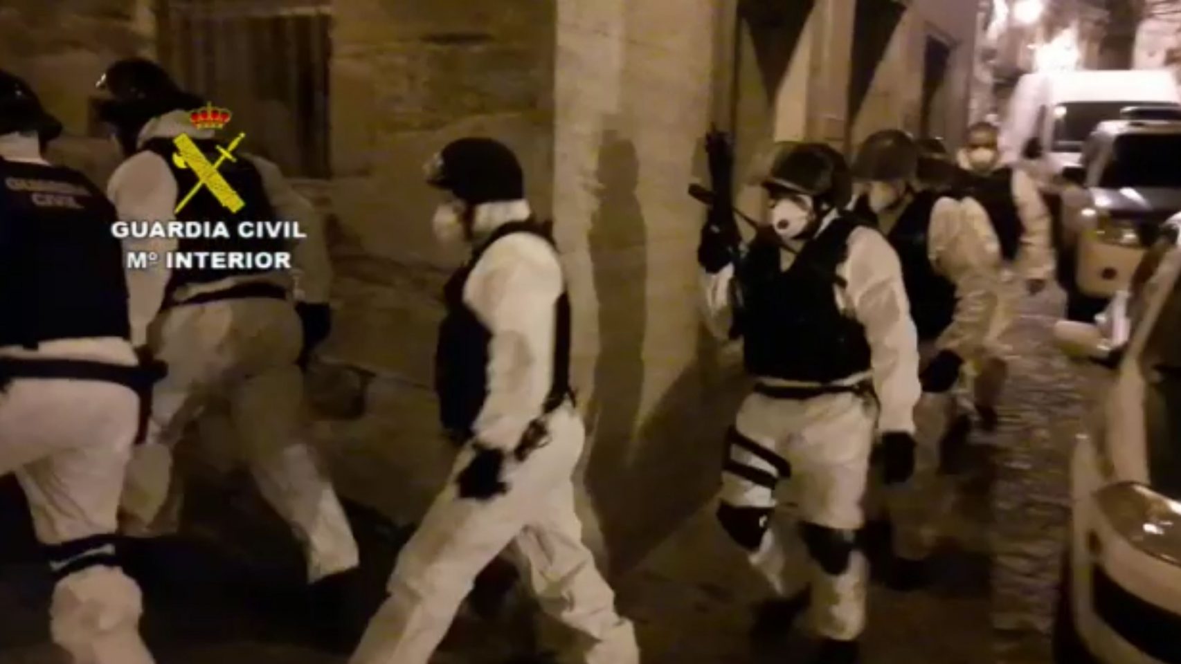 Los agentes acudieron con trajes y mascarillas protectoras.