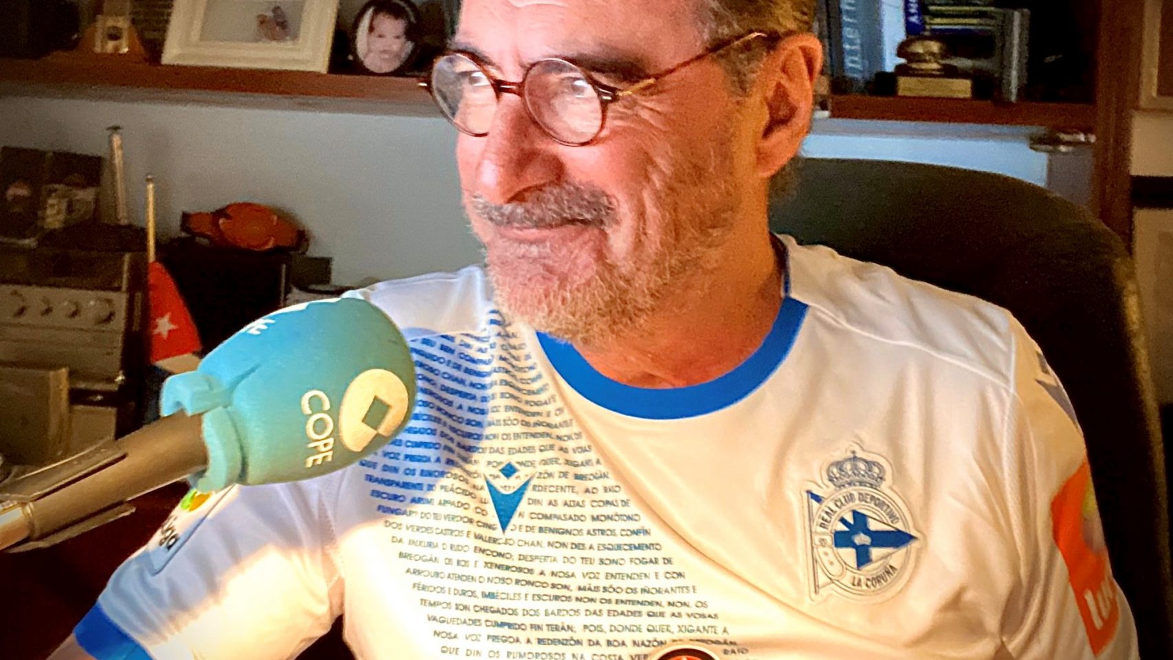Carlos Herrera con la camiseta del Deportivo.