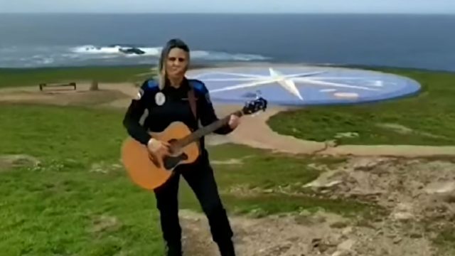 Una de las policías de A Coruña en el vídeo.