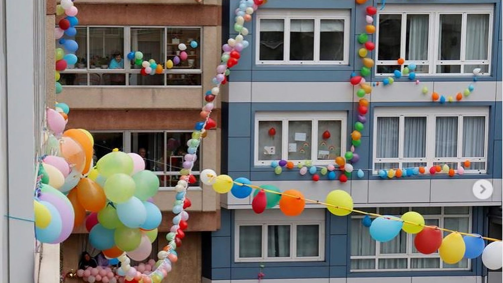 La plaza del Comercio engalanada con globos durante la crisis sanitaria.