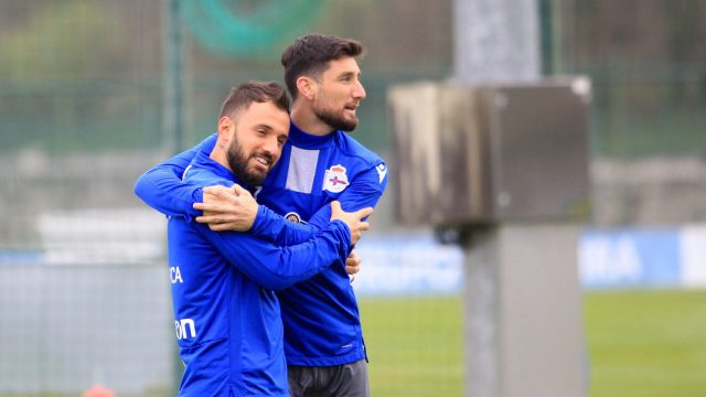 Borja Valle y Emre Çolak en un entrenamiento.