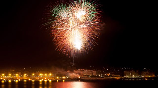 Fuegos artificiales sobre Riazor la noche de San Juan.