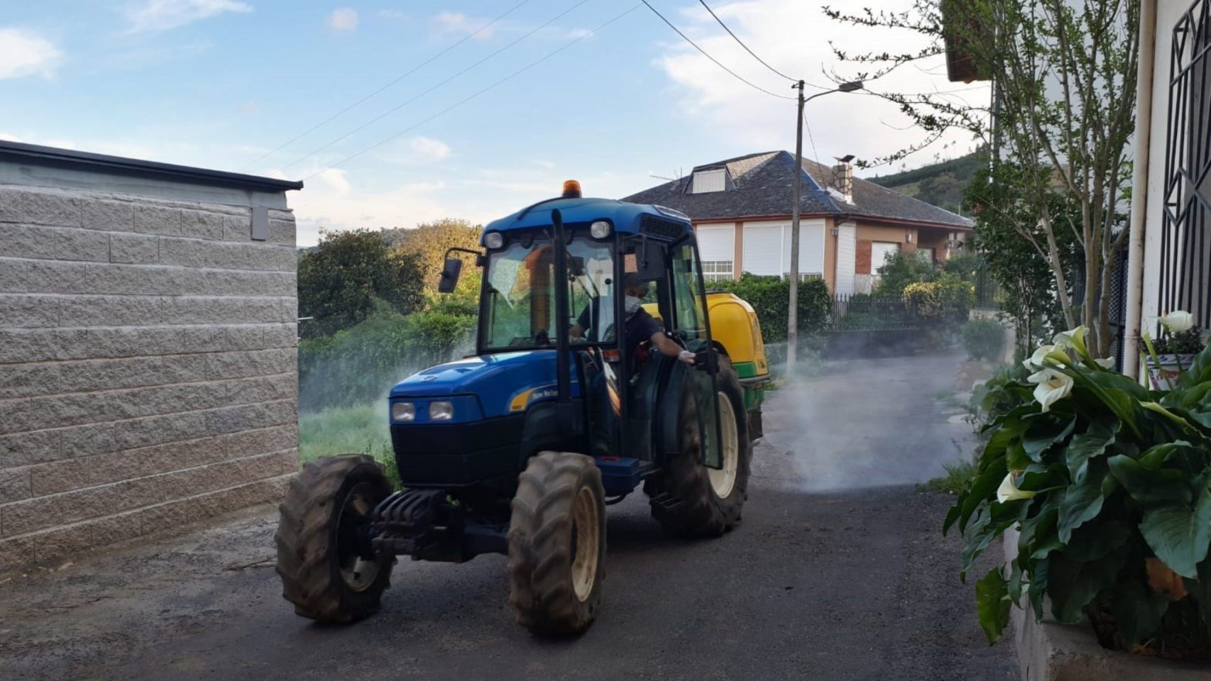 Un tractor desinfecta las calles de un pequeño pueblo gallego.
