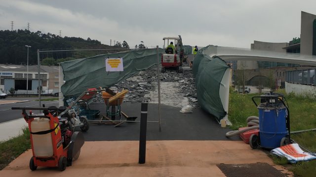 La pasarela, con trabajos en el firme ayer por la tarde.