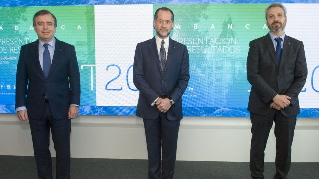El consejero delegado de ABANCA, Francisco Botas, el presidente, Juan Carlos Escotet Rodríguez, y el director general financiero, Alberto de Francisco.