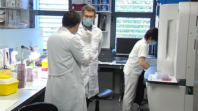 El presidente de la Xunta visita el laboratorio del CHUAC