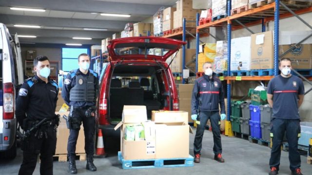 Policía y Bomberos entregan los alimentos