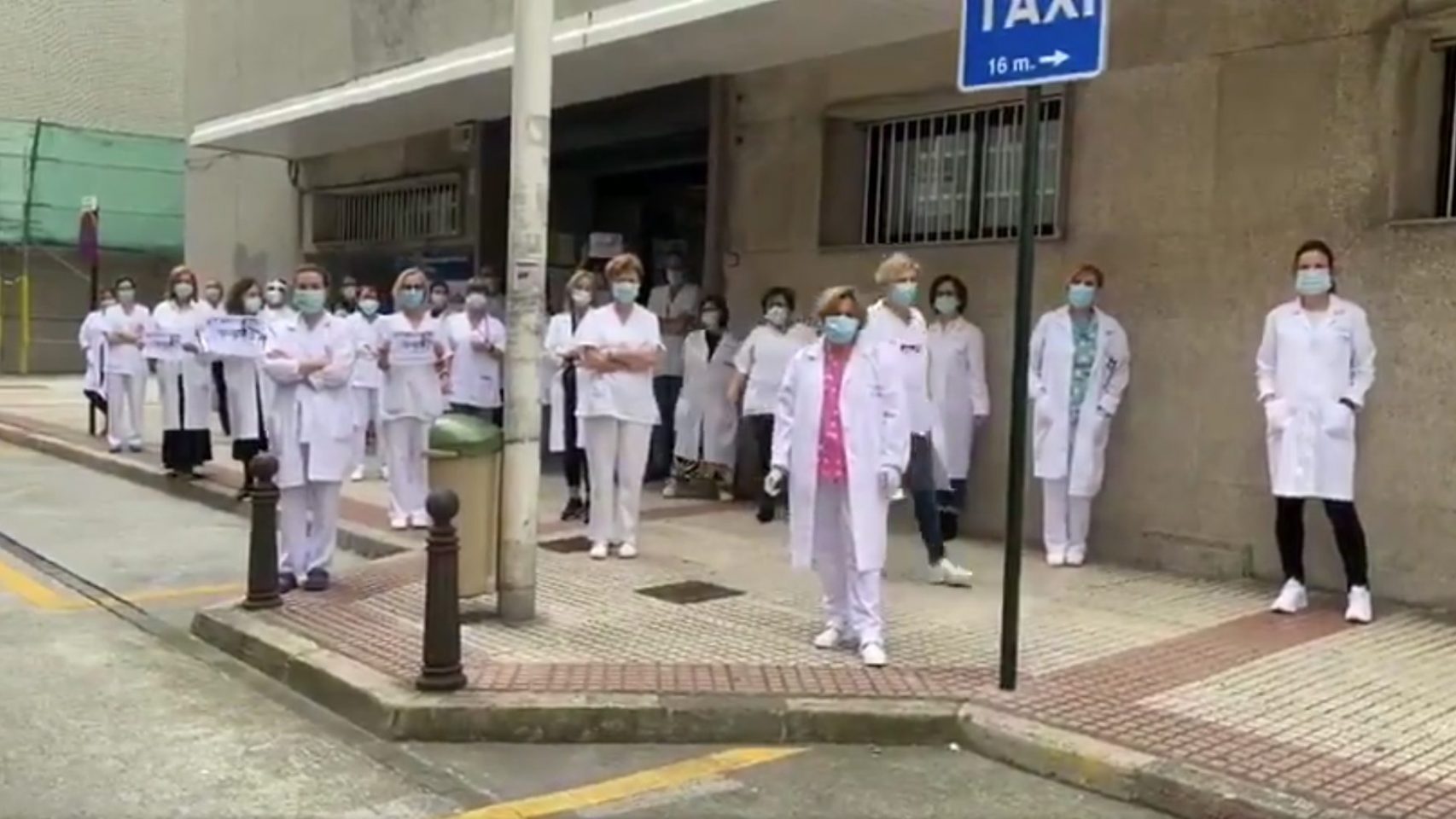 Sanitarios a las puertas del centro de salud San José en A Coruña 