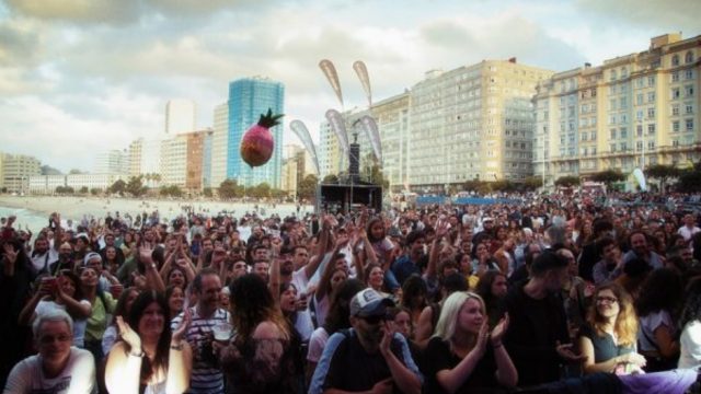 Público en uno de los conciertos en la Playa de Riazor
