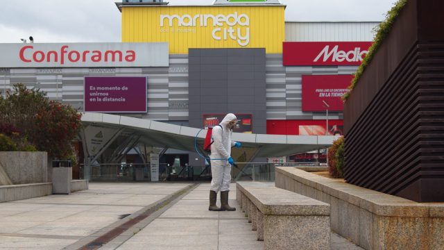 Trabajos de limpieza en el centro comercial.