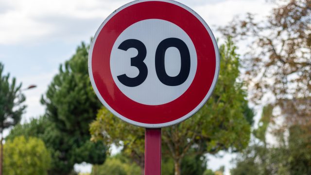 Señal de límite de velocidad a 30