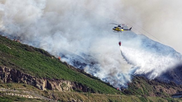 El helicóptero trabaja en sofocar el fuego en Bens