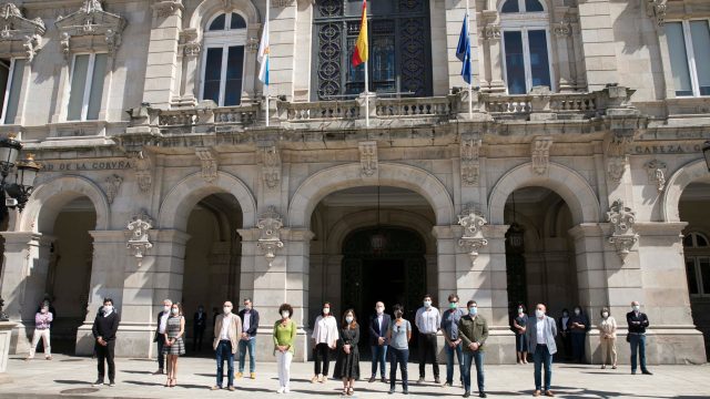 Minuto de silencio a las puertas del Palacio de María Pita