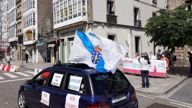 Uno de los participantes en la caravana de protesta, hoy en A Coruña
