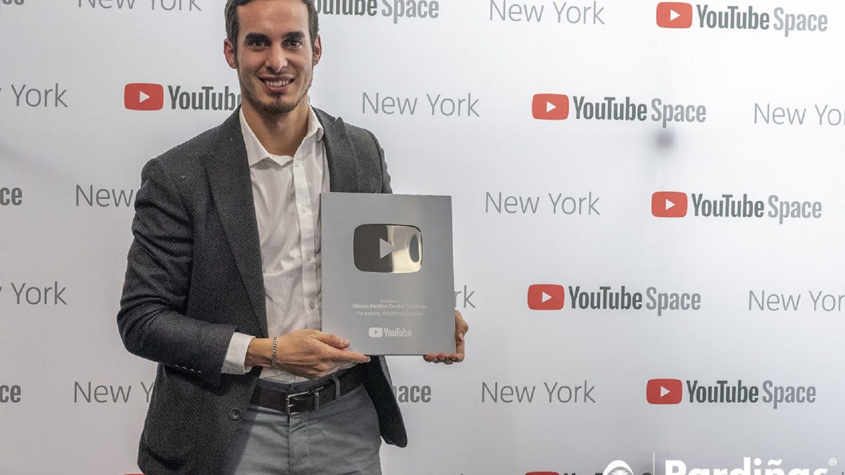 Simón Pardiñas con la insignia de plata de Youtube.