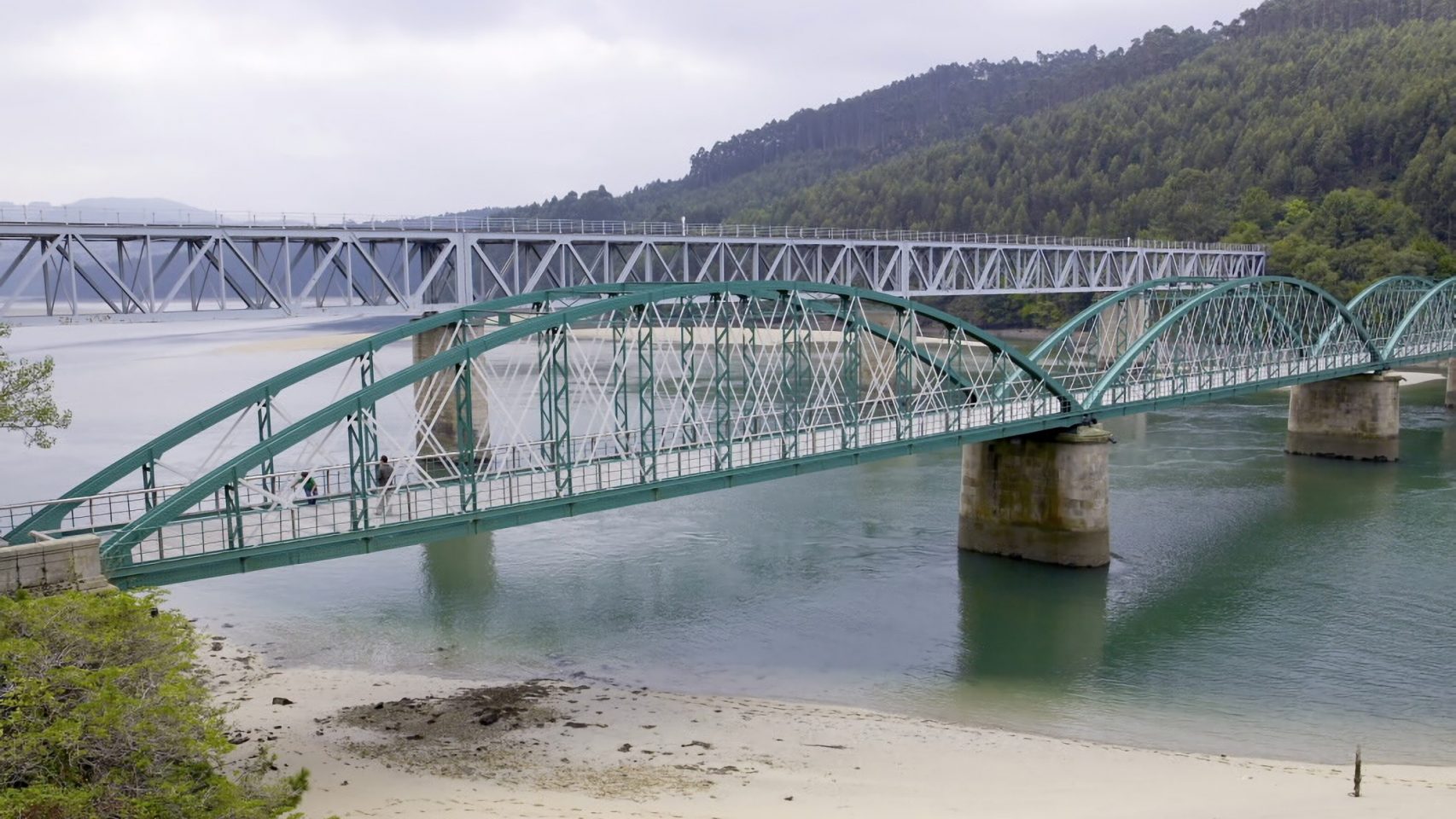 Puente metálico sobre la Ría do Barqueiro, en el límite entre A Coruña y Lugo