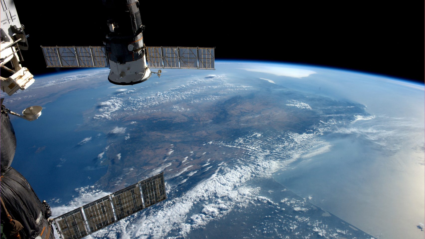 Galicia, bajo un manto de nubes, desde la Estación Espacial. 