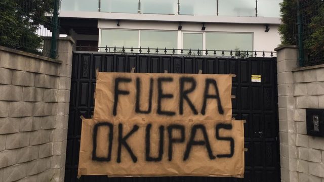 Pancarta colocada en el portal de una casa okupada en A Coruña hace unos meses.