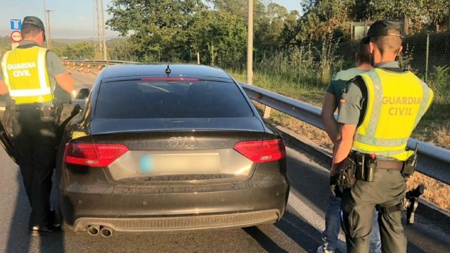 Un vehículo retenido en el arcén
