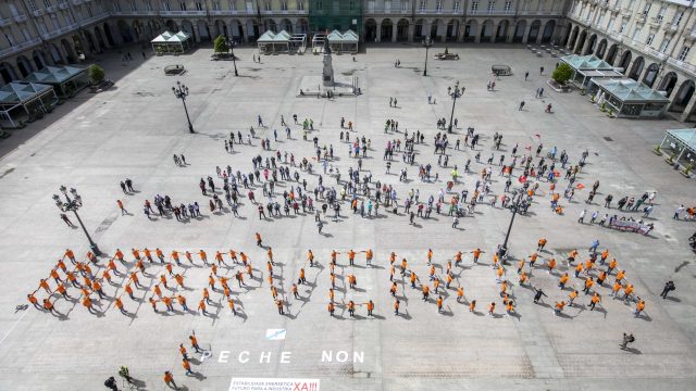 Trabajadores de Alu Ibérica protestan en la plaza de María Pita.