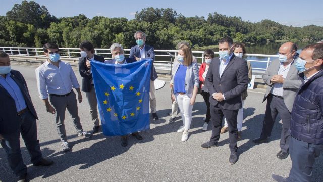 Protesta de alcaldes transfronterizos en el paso entre Salvaterra (Pontevedra) y Monçao (Portugal)