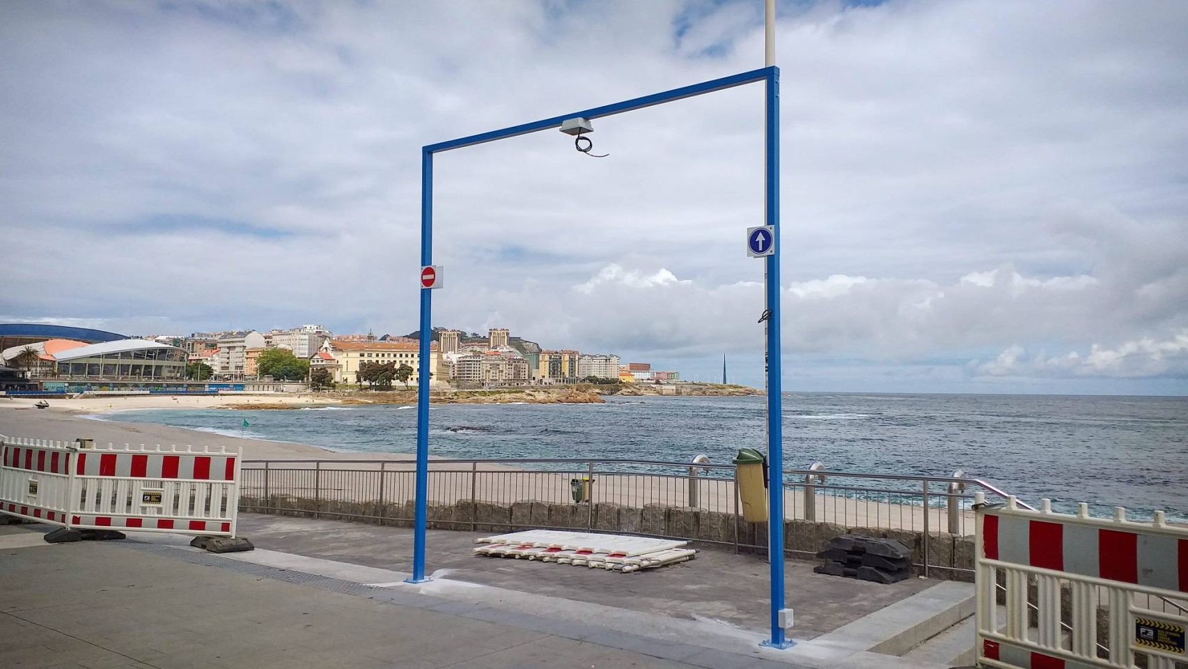 Arco instalado para controlar el aforo en las playas 