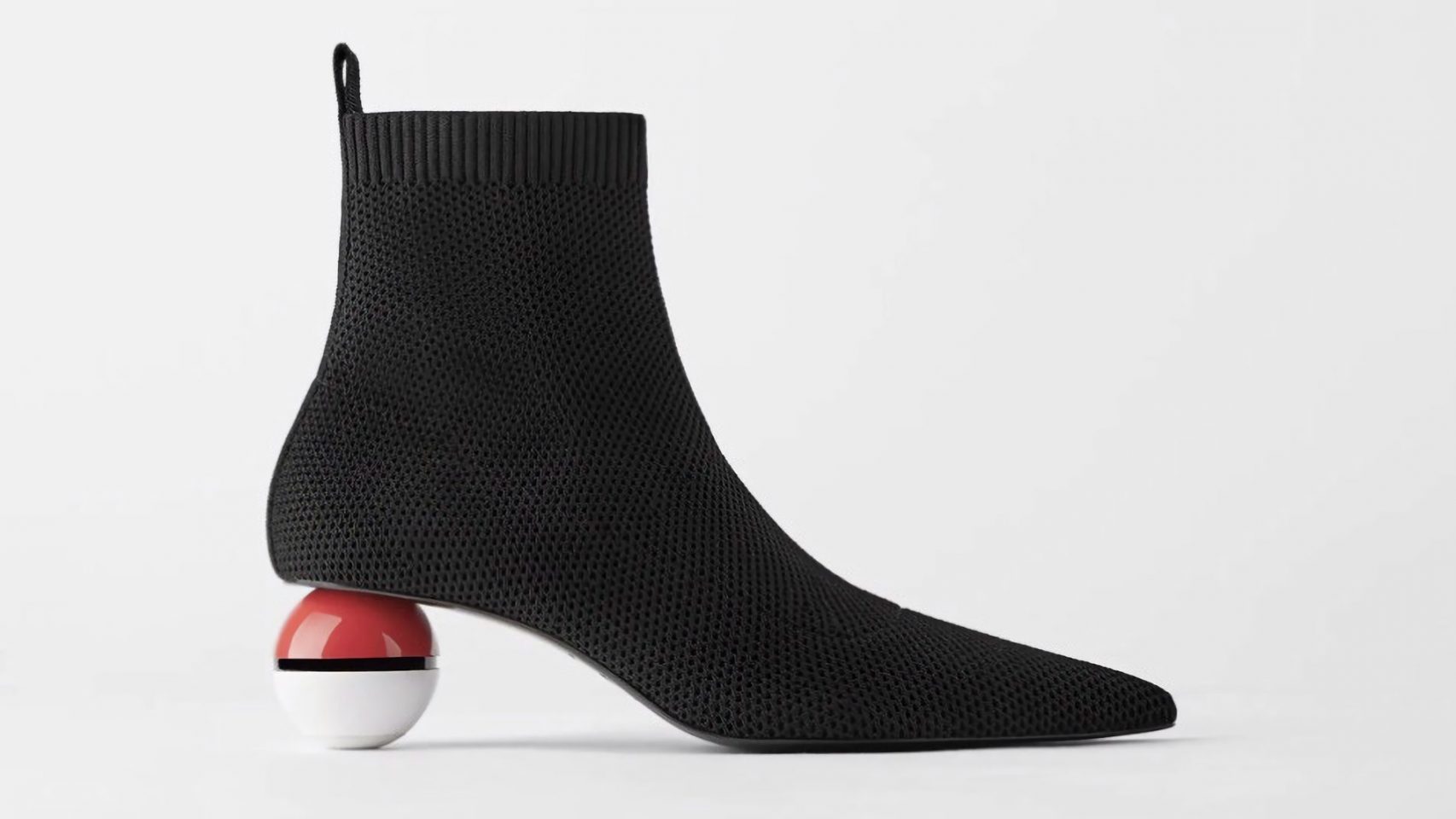 Las botas con tacón de pokébolas que Zara ha lanzado en China