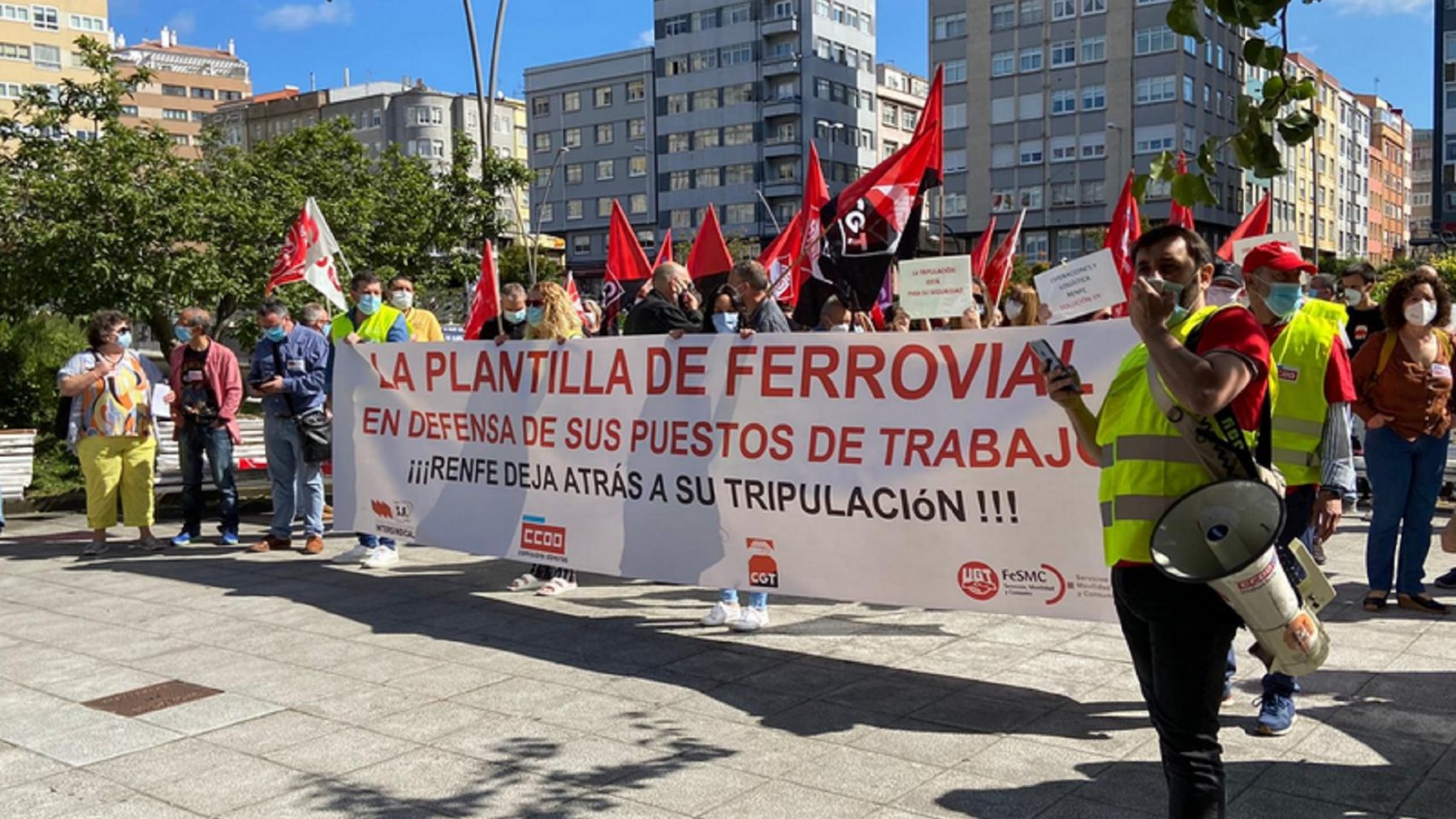 Protesta de los trabajadores de Ferrovial delante de la Estación de Tren de A Coruña.