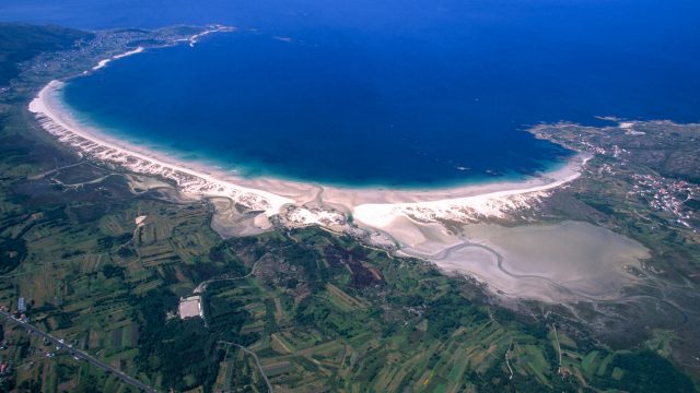 Vista aérea de Carnota y de su playa, la más larga de Galicia.