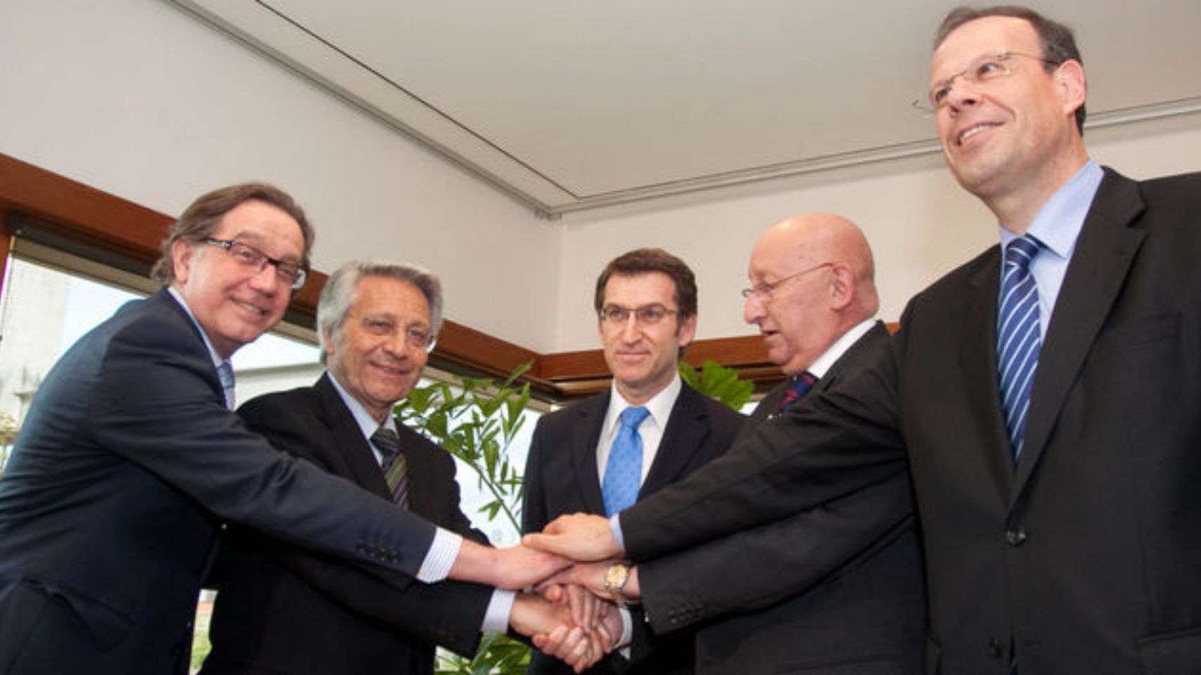 Imagen del acuerdo entre Caixa Galicia y Caixa Nova.