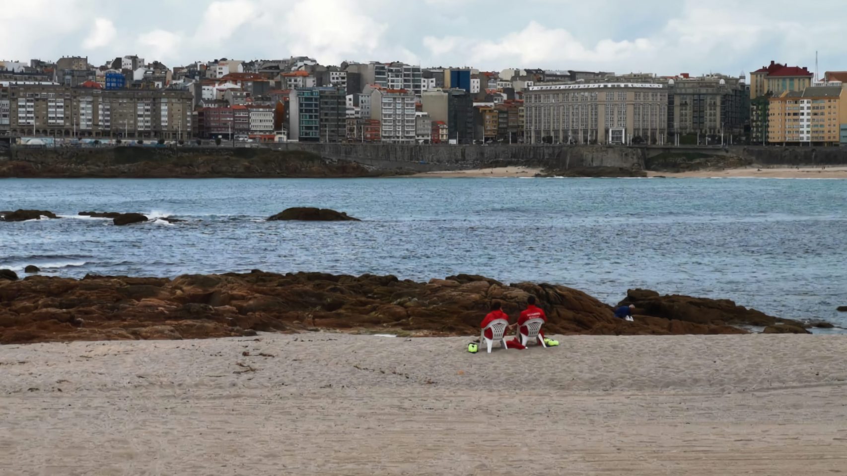 Socorristas en la playa de Riazor en A Coruña.