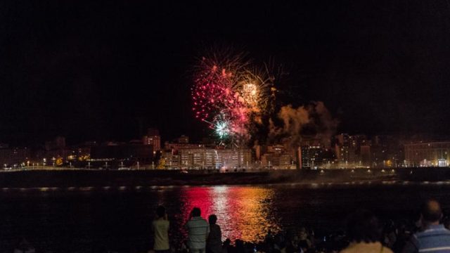Fuegos artificiales de la batalla naval.