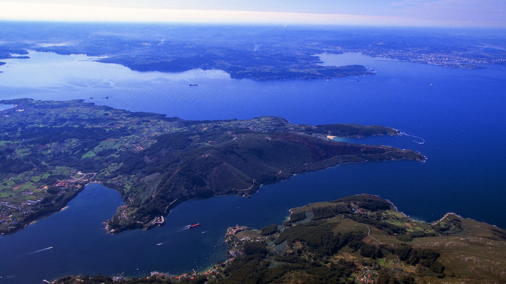 Ría de Ferrol, con el Golfo Ártabro de fondo