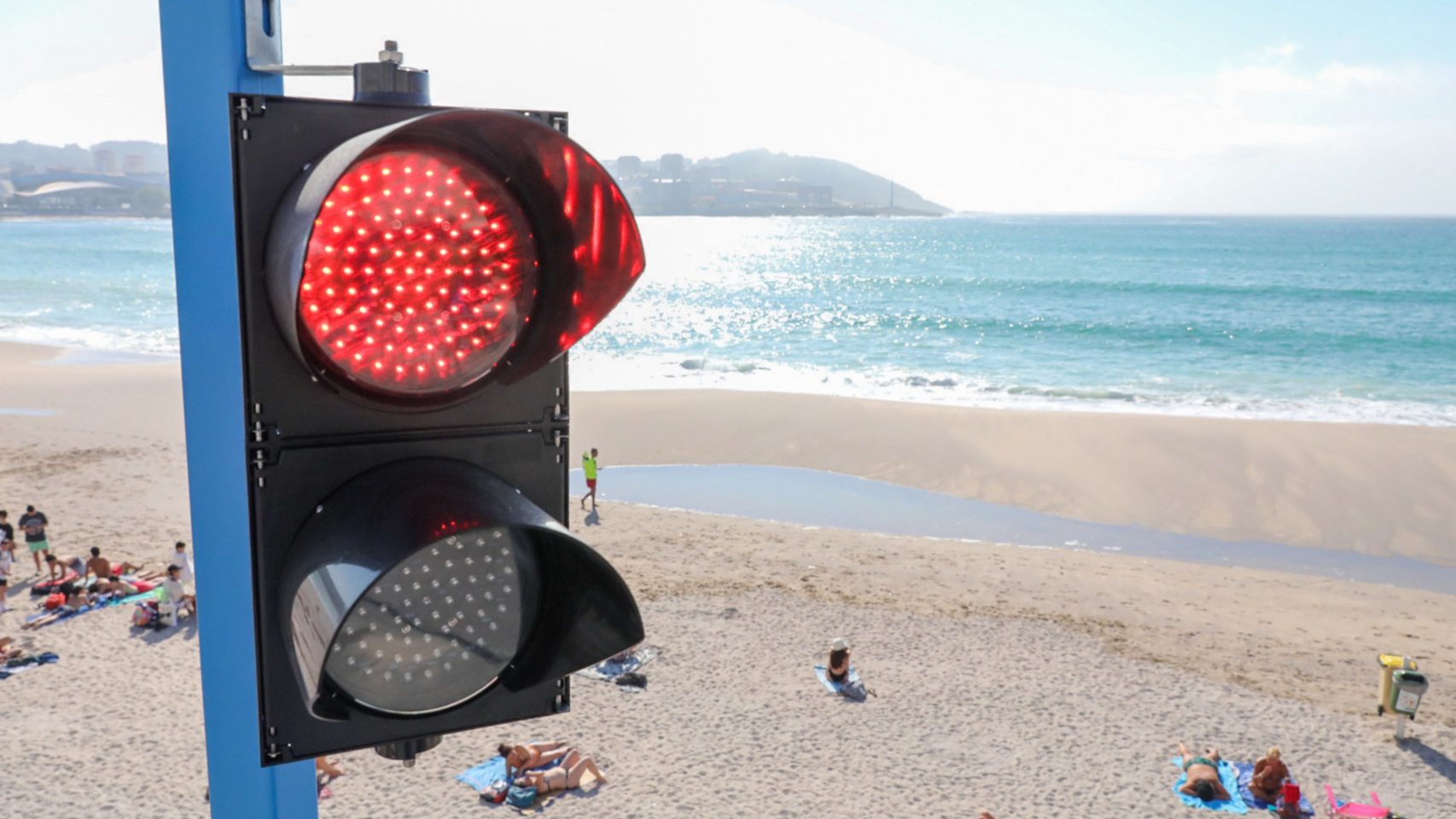 El semáforo en rojo indica que el aforo de la playa está completo 