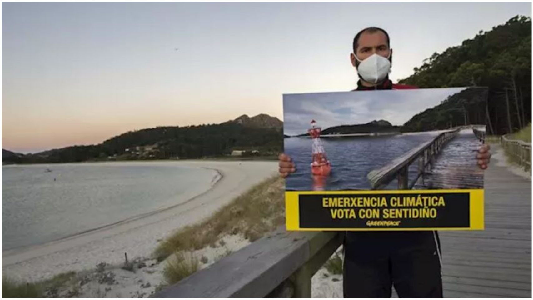 El activista de Greenpeace en la playa de Rodas.