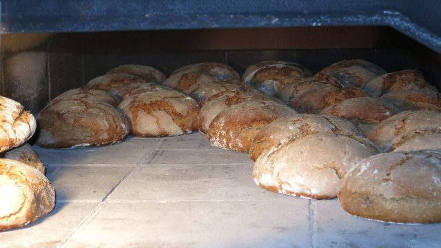 Piezas de pan en el horno