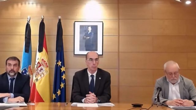 Almuiña (centro), durante una rueda de prensa.