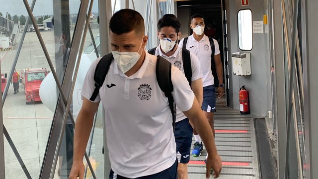 Los jugadores del Fuenlabrada, aterrizando en Alvedro.