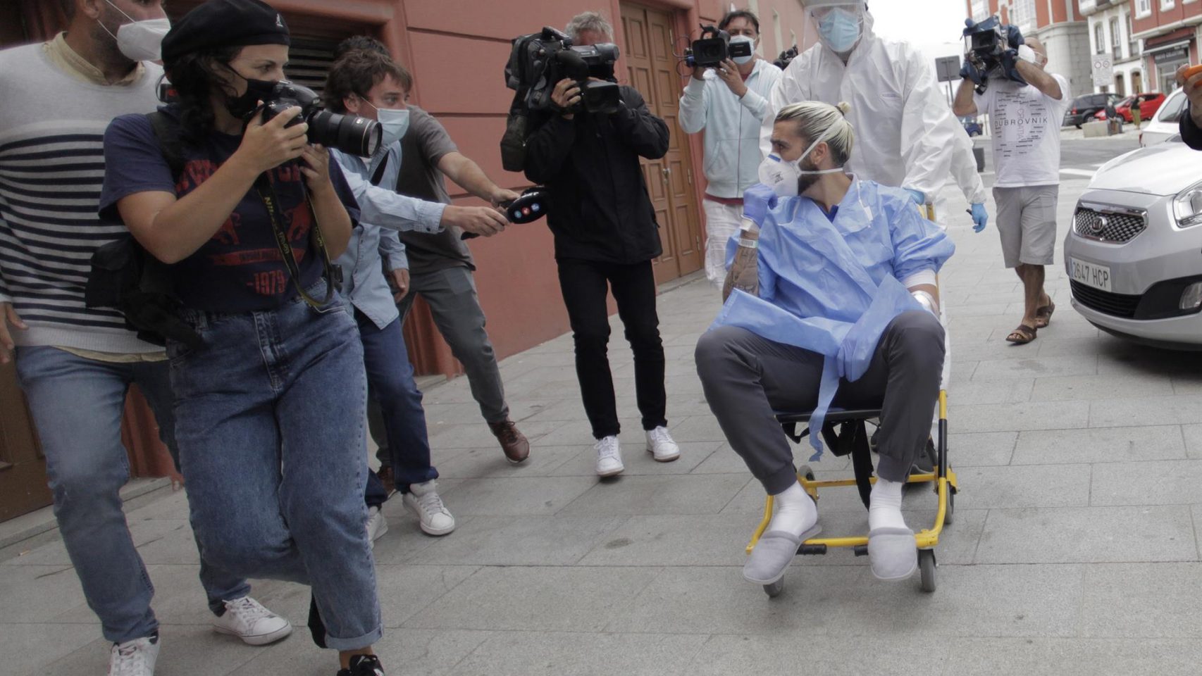 El jugador del Fuenlabrada llega en silla de ruedas el hotel de A Coruña 