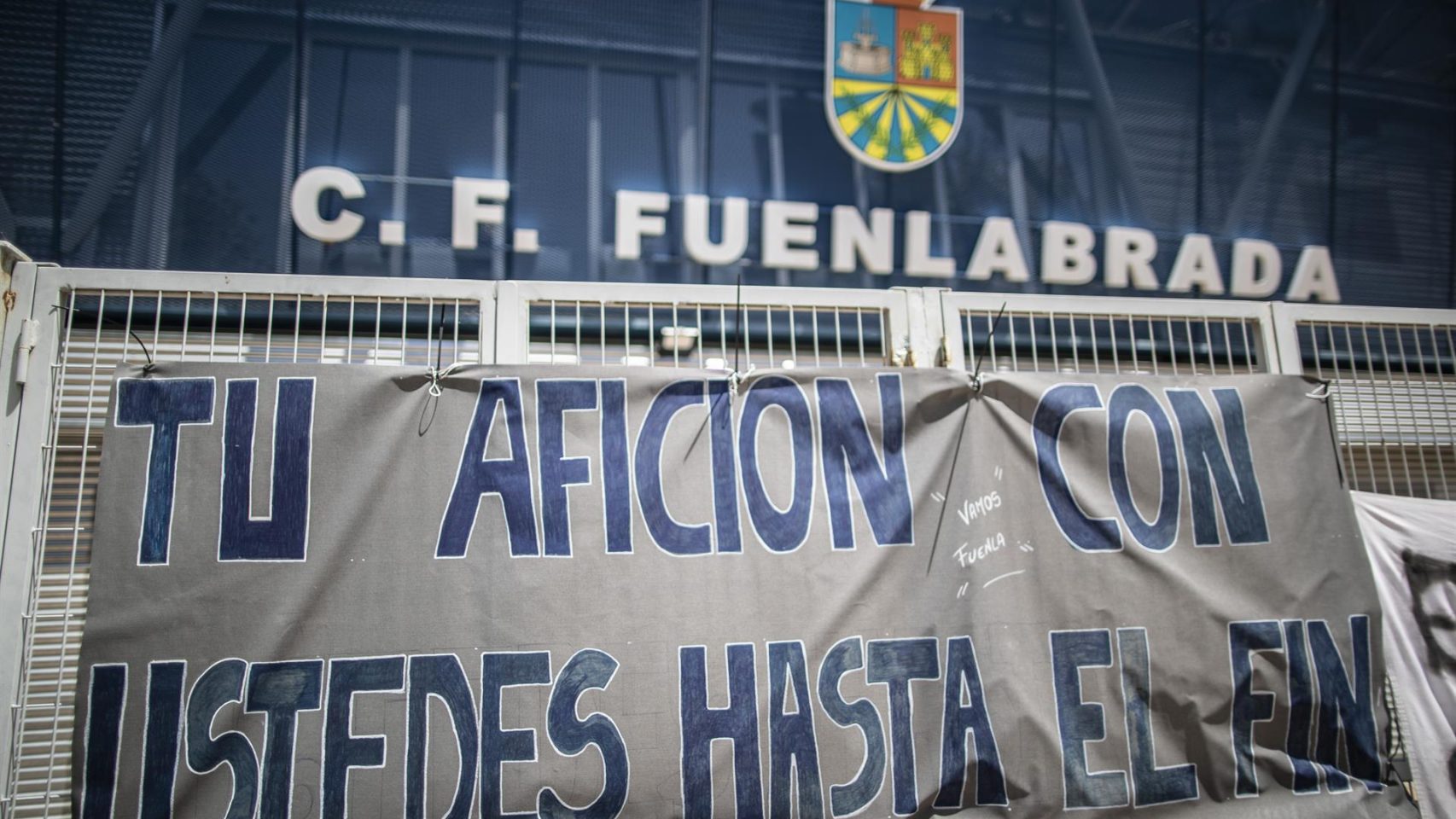 Pancarta en la puerta de acceso al Estadio Fernando Torres de Fuenlabrada.